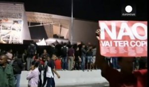 Brésil: grève des employés du métro, manifestation des sans-abris