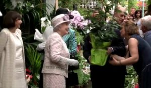 La reine Elizabeth II au marché aux fleurs de Paris