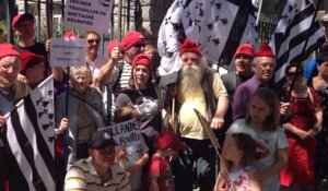 Rassemblement de bonnets rouges devant la sous-préfecture