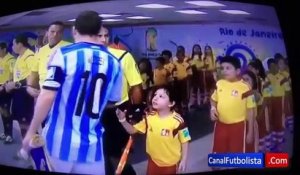 Quand Messi met un vent à un enfant