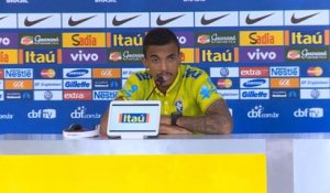 Brésil - Paulinho montré du doigt, Neymar adulé