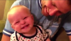 Ce bébé est mort de rire pour la première fois devant un livre !