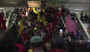 Brésil: des manifestations anti-Mondial bloquent la circulation