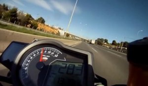 Slalomer en moto entre les voiture à plus de de 300 km/h
