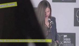 Exclu Vidéo : Selena Gomez lauréate aux MVA confie aux journalistes être une fille à maman !