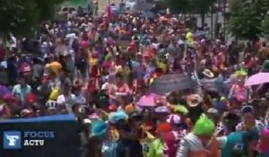 Mexique : des centaines de clowns défilent dans les rues de la capitale
