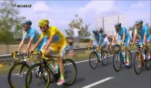 Tour de France : un spectateur fait du vélo sur une roue à côté de Nibali