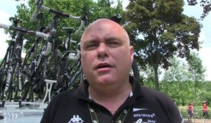 Tour de France 2014 - Etape 21 - Emmanuel Hubert le directeur sportif de Bretagne Séché Environnement et son 1er Tour