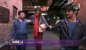 Nabilla a du mal avec ses hauts talons dans la médina de Marrakech