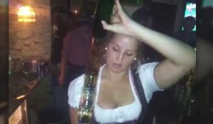 Une serveuse danoise a une manière bien particulière de servir les shots