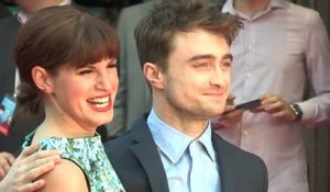Daniel Radcliffe est élégant à la première de The F Word et se fait recoiffer par sa maman