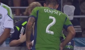 Clint Dempsey échange son maillot contre du pop-corn à un enfant