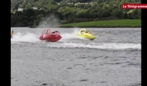 Mûr-de-Bretagne (22). Un show 2CV nautique très apprécié