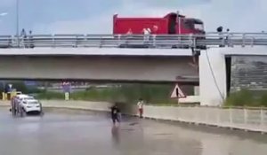 Devant une route inondée, les russes n’ont pas les mêmes réflexes que tout le monde !