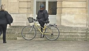 Christiane Taubira arrive à Matignon à vélo