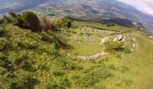 Vol en Wingsuitdans les Alpes au ras des sapins!