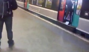 Femme qui bloque la porte RER... Et reçoit une punition !