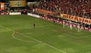 Felipe Melo rate son penalty et le gardien adverse lui saute dessus