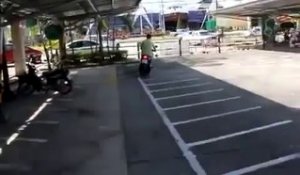 Fail : il teste un scooter dans un parking, et se ramasse contre une rambarde !