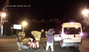 Un conducteur se fait agresser par quatre individus déguisés en mascottes !