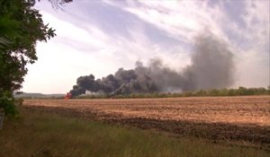 Véhicules militaires en flammes dans l'est de l'Ukraine