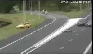 Pour sauver une vie, un motard bloque une auto-route !! (Vidéo choc)