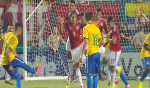 Le petit bijou de Neymar sur coup-franc