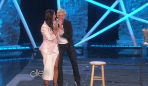 Kim Kardashian relève le défi du Ice Bucket Challenge chez Ellen DeGeneres