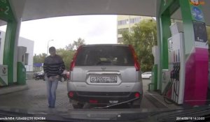Une femme se trompe de voiture à une pompe à essence