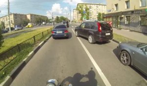 Une motarde punit les gens qui jettent leurs saletés sur la route