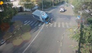 Un cycliste hyper chanceux évite un camion de justesse