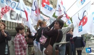 Parents d'élèves et enseignants de l'école de Sigean ont manifesté ce mardi matin devant les grilles de l'Inspection d'Académie de l'Aude pour réclamer l'ouverture d'une classe.