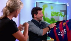 Patrick Bruel : un maillot de Barcelone pour un fan du PSG - C à vous - 30/09/2014