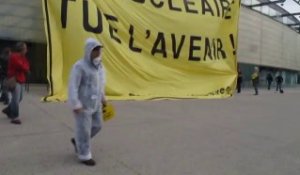 A Grenoble les anti-nucléaire manifestent devant le salon Nuklea