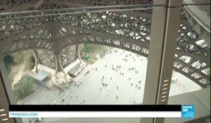 Plancher de verre à 57m de haut - Vue vertigineuse au 1er étage de la Tour Eiffel Paris