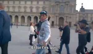 Jay-Z vexé de ne pas être reconnu par un touriste au Louvre (Paris)