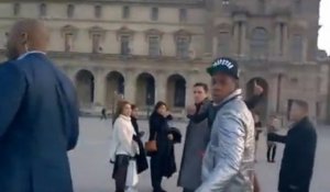 Jay-Z vexé par un touriste devant le Louvre