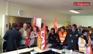 Brest. Débrayage au CHRU : le maire hué par les manifestants