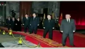 Le corps de Kim Jong-il exposé