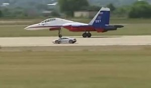 L'Huracan face à un avion de chasse