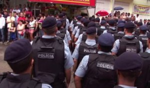 Brésil: la police reprend les favelas de la Maré avant la Coupe du Monde