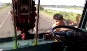 Un chauffeur de camion fait le tour de sa cabine en roulant!