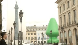 Un "plug anal" géant installé place Vendôme