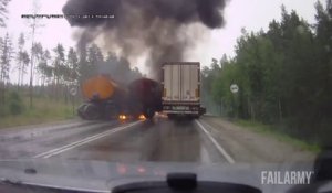 Les plus gros FAILS filmés par des Dash Cam - Compilation de crash routiers!