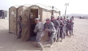 Combien peut-on mettre de soldats dans des toilettes mobiles ?