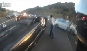 Un motard libère une femme piégée dans sa voiture retournée!