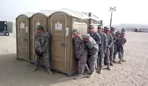 Inspection de WC mobile par des soldats