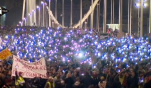 Les Hongrois dans la rue contre la première taxe internet
