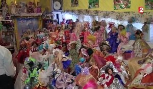 Une collectionneuse de poupées ouvre les portes de sa maison