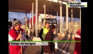 VIDEO. Sorigny : les agriculteurs en colère vident les camions étrangers